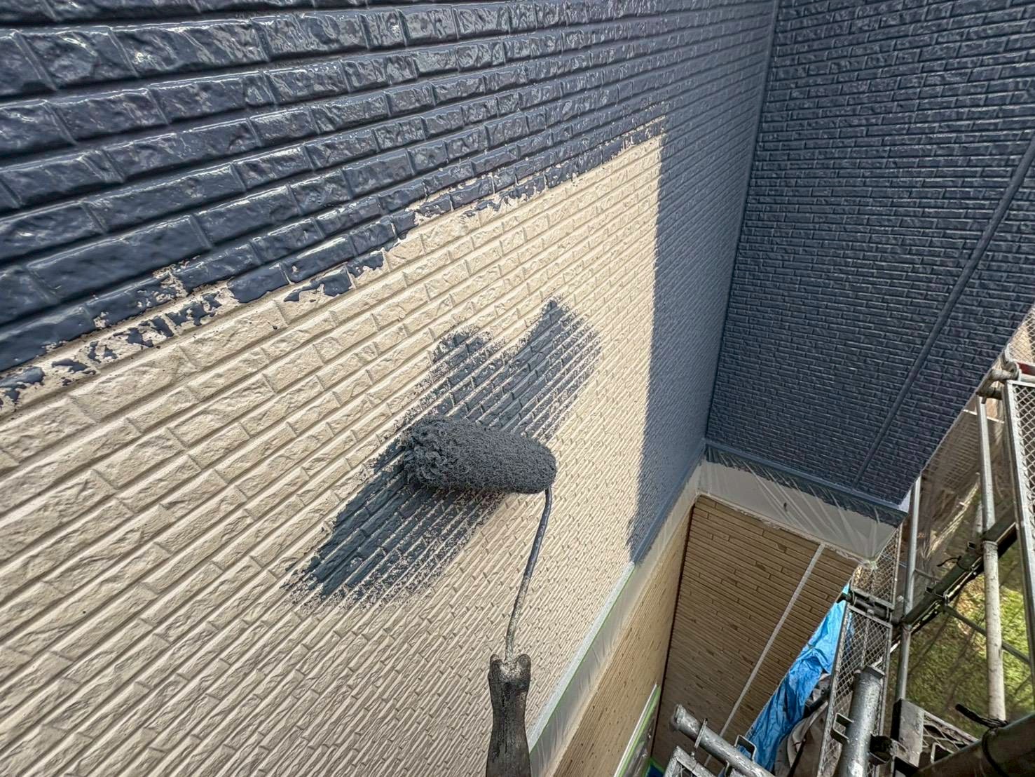 濃いグレーを上塗りで塗装